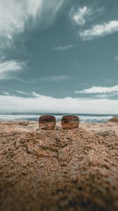 Превью обои пляж, песок, солнцезащитные очки, отдых, релакс