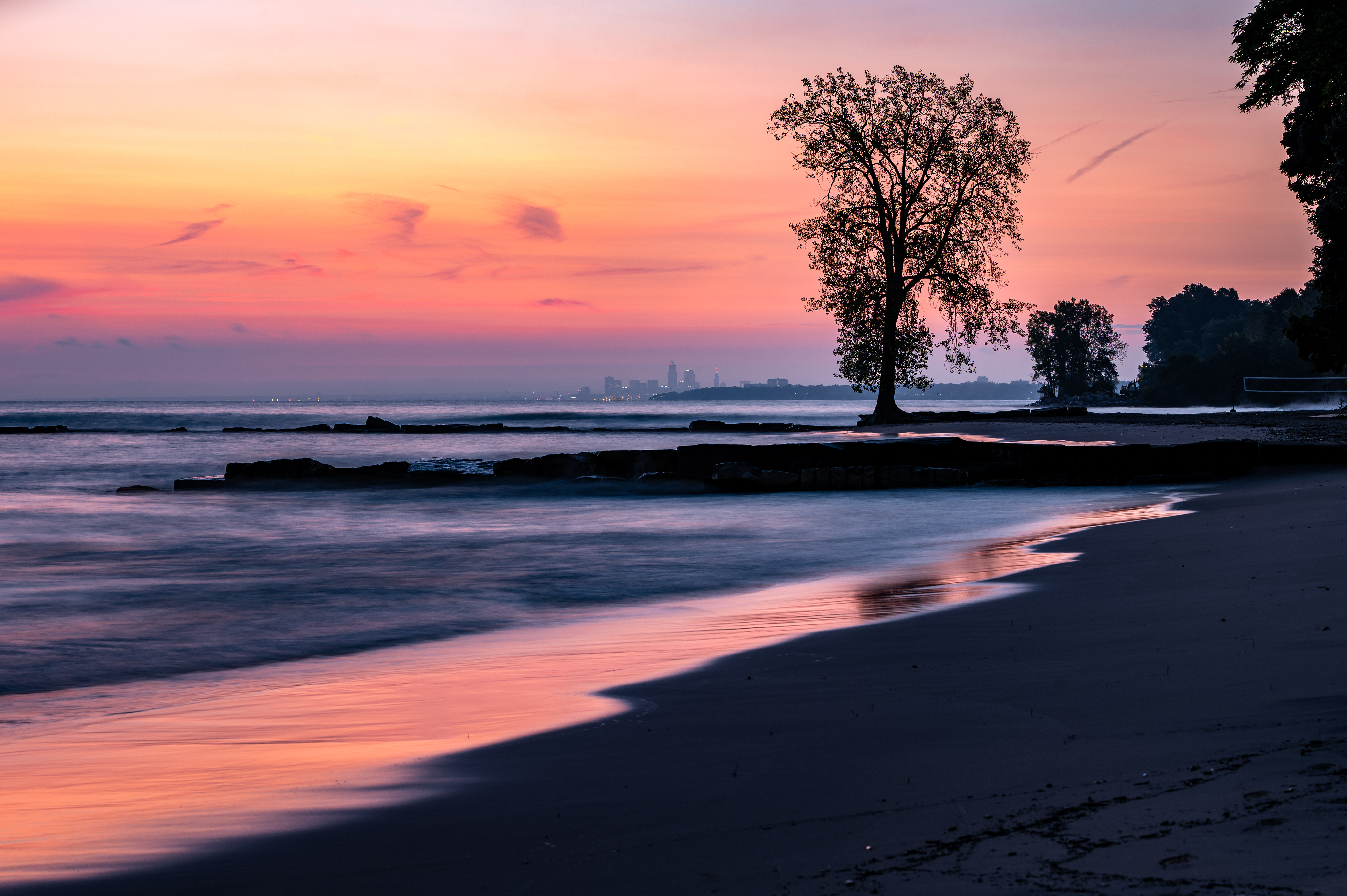 Dark beach. Закат на побережье. Красивые места с закатом. Темные берега. Северный закат.