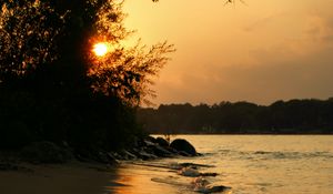 Превью обои пляж, побережье, закат, море, блики