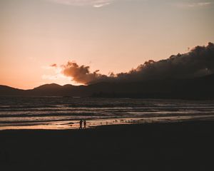 Превью обои пляж, прогулка, закат, небо