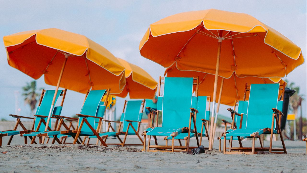 Обои пляж, шезлонги, зонты, песок