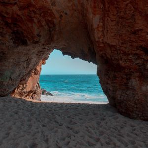 Превью обои пляж, скала, пещера, море, песок, вода