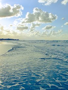 Превью обои пляж, солнце, побережье, песок, мокрый, пена, люди, облака, волны