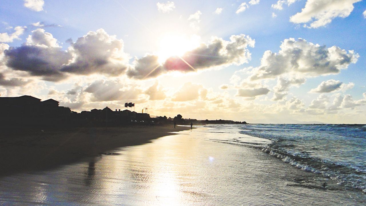 Обои пляж, солнце, побережье, песок, мокрый, пена, люди, облака, волны, свет, небо