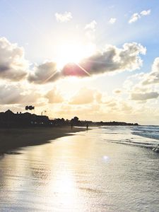 Превью обои пляж, солнце, побережье, песок, мокрый, пена, люди, облака, волны, свет, небо