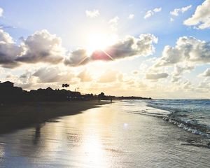 Превью обои пляж, солнце, побережье, песок, мокрый, пена, люди, облака, волны, свет, небо