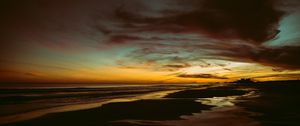 Превью обои пляж, вода, облака, сумерки, темный