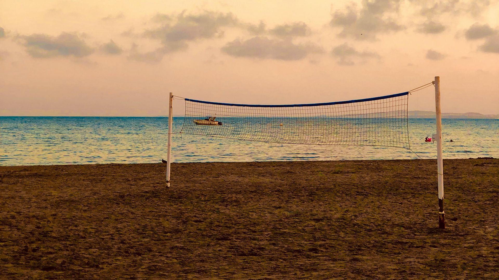 Скачать 1920x1080 пляж, волейбол, волейбольная сетка, море, горизонт .