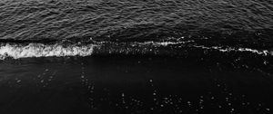 Превью обои пляж, волны, чб, море, темный