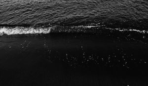 Превью обои пляж, волны, чб, море, темный