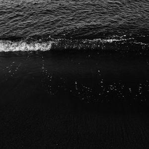Превью обои пляж, волны, чб, море, темный