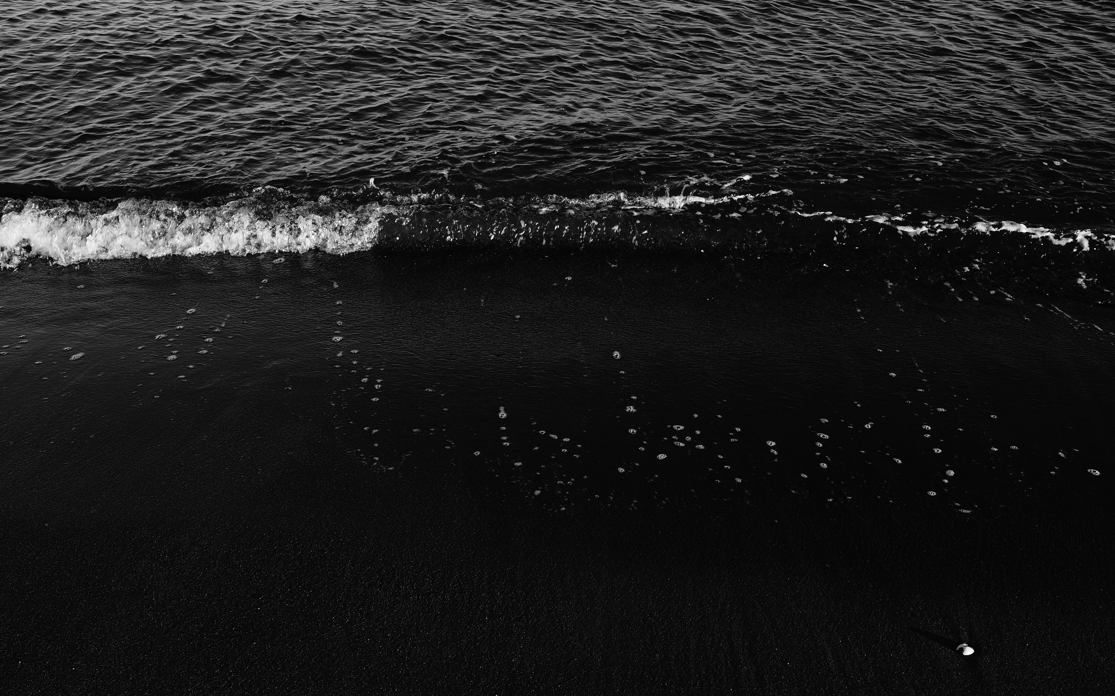 море в черно белом