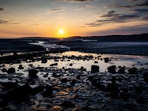 Превью обои пляж, закат, вода, камни, песок, море, сумерки