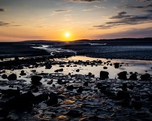 Превью обои пляж, закат, вода, камни, песок, море, сумерки