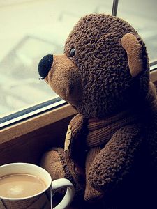 Превью обои плюшевый медведь, игрушка, чашка, кофе, окно, ожидание, настроение