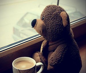 Превью обои плюшевый медведь, игрушка, чашка, кофе, окно, ожидание, настроение
