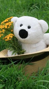 Превью обои плюшевый медведь, шляпа, трава, цветы, подарок