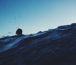 Превью обои пловец, море, волны, брызги