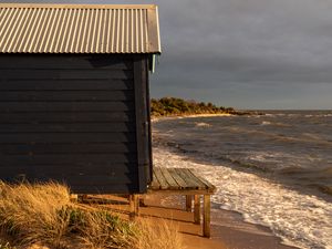 Превью обои побережье, будка, море, вода, волны, пейзаж