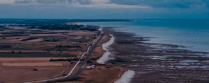 Превью обои побережье, горизонт, дорога, море, поле