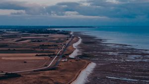 Превью обои побережье, горизонт, дорога, море, поле