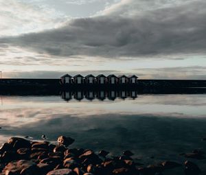 Превью обои побережье, камни, море, домики, отражение