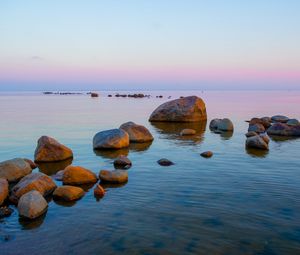 Превью обои побережье, камни, море, горизонт, сумерки