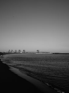 Превью обои побережье, море, чб, пляж, здания