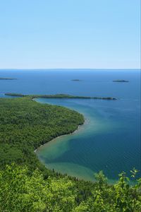 Превью обои побережье, море, деревья, кусты, горизонт