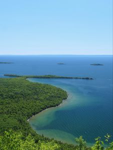 Превью обои побережье, море, деревья, кусты, горизонт