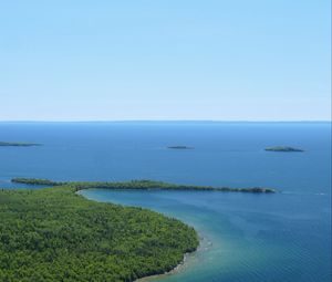 Превью обои побережье, море, деревья, кусты, горизонт