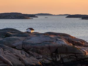 Превью обои побережье, море, дом, камни, природа