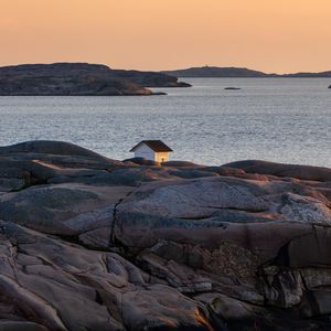 Превью обои побережье, море, дом, камни, природа