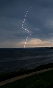 Превью обои побережье, море, дорога, молния, сумерки