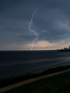 Превью обои побережье, море, дорога, молния, сумерки