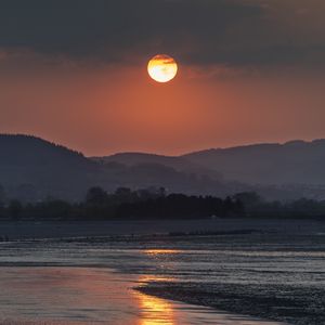 Превью обои побережье, море, холмы, солнце, закат