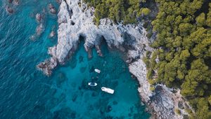 Превью обои побережье, море, лодка, скалы, вид сверху