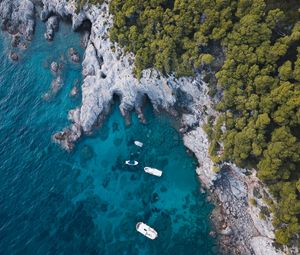 Превью обои побережье, море, лодка, скалы, вид сверху