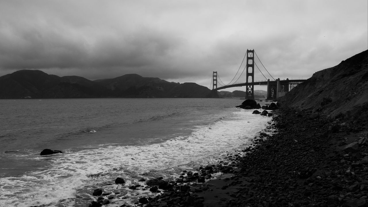 Обои побережье, море, мост, черно-белый