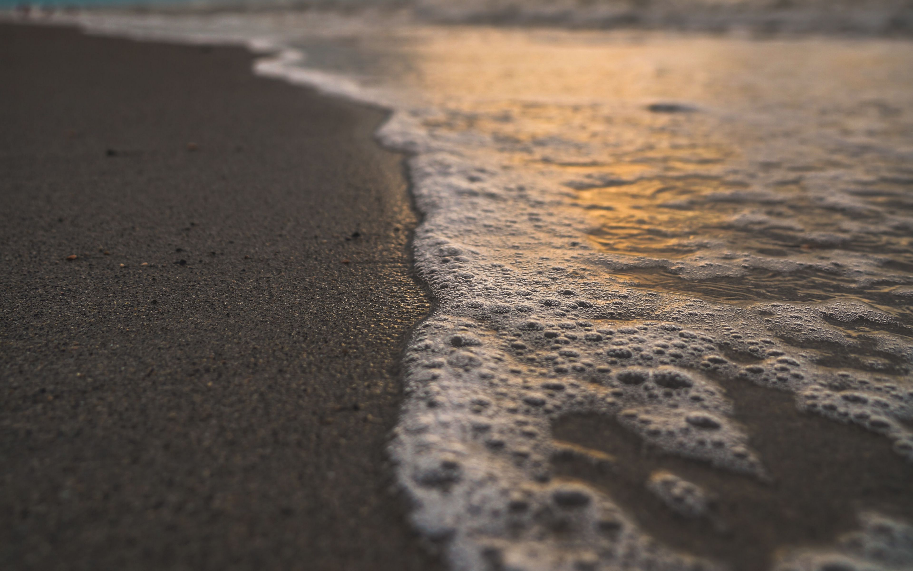 Слушать песню море песок. Ночь море песок. Песок и вода. Дорога песок море. Остров закат волна песок следы.