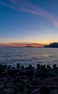 Превью обои побережье, море, вода, здания, горизонт, сумерки