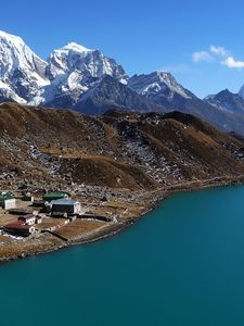 Превью обои побережье, постройки, селение, горы, вода