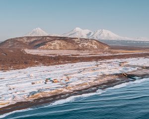 Превью обои побережье, заснеженный, вид сверху, вода, горы, пейзаж
