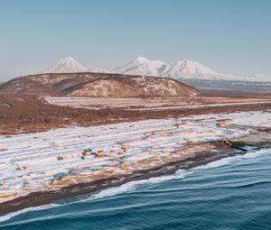 Превью обои побережье, заснеженный, вид сверху, вода, горы, пейзаж