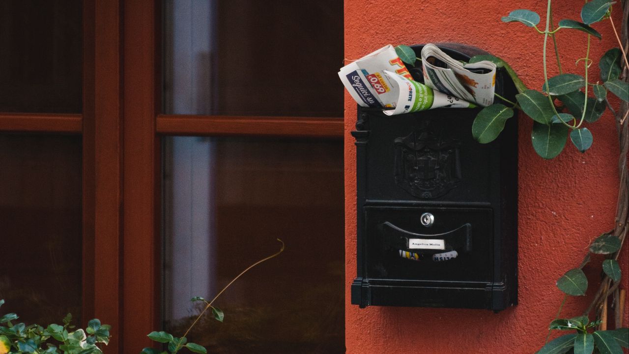 Обои почтовый ящик, газеты, дом, стена