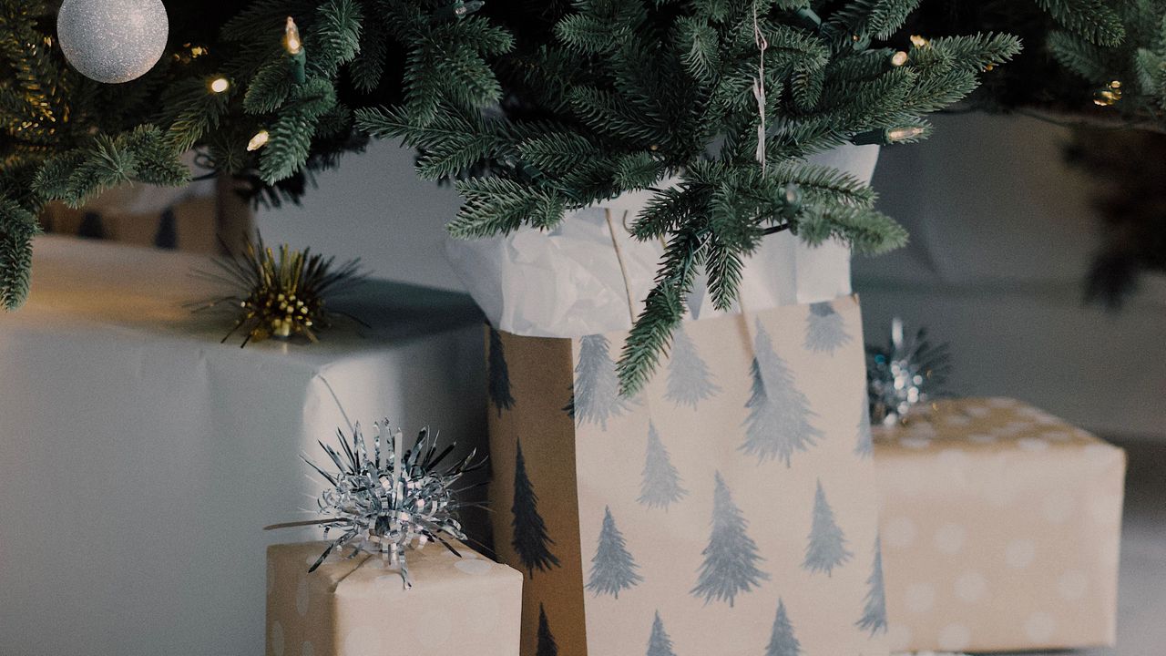 Обои подарки, коробки, елка, украшения, новый год, рождество