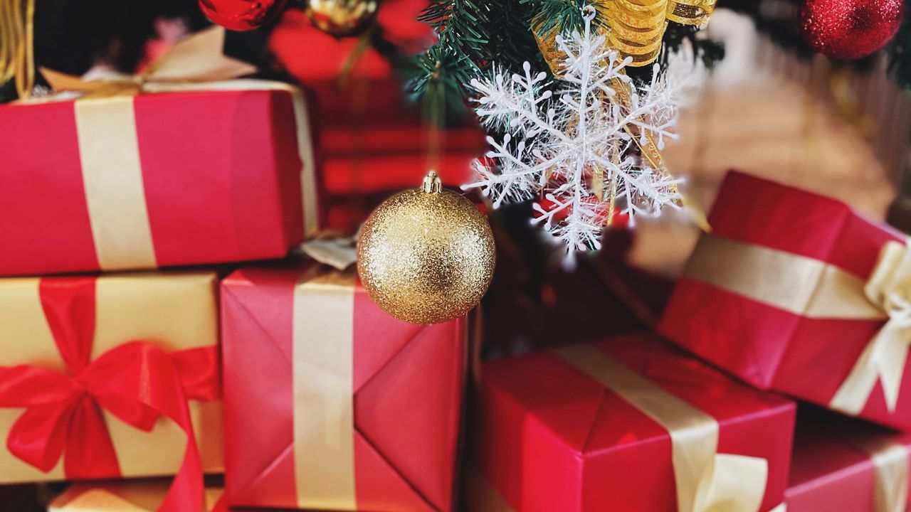 Обои подарки, коробки, елка, украшения, новый год, рождество, праздники