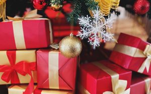 Превью обои подарки, коробки, елка, украшения, новый год, рождество, праздники