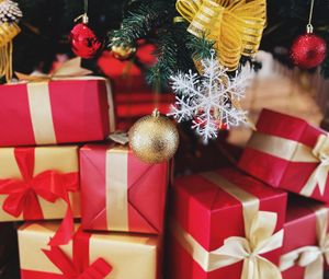 Превью обои подарки, коробки, елка, украшения, новый год, рождество, праздники