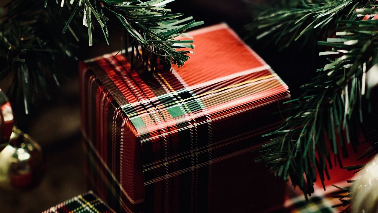 Обои подарки, коробки, гирлянды, украшения, елка, рождество, новый год